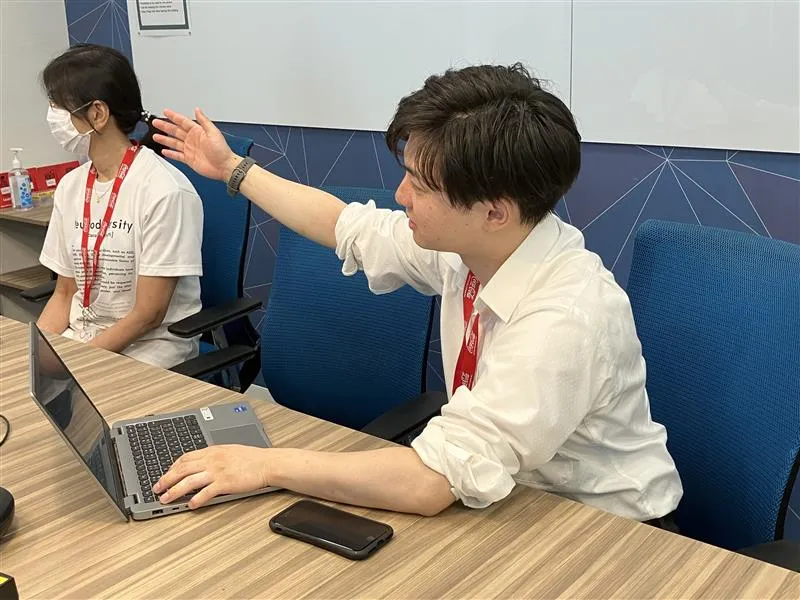 作業を教わっている様子