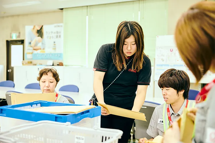 女性が質問している様子