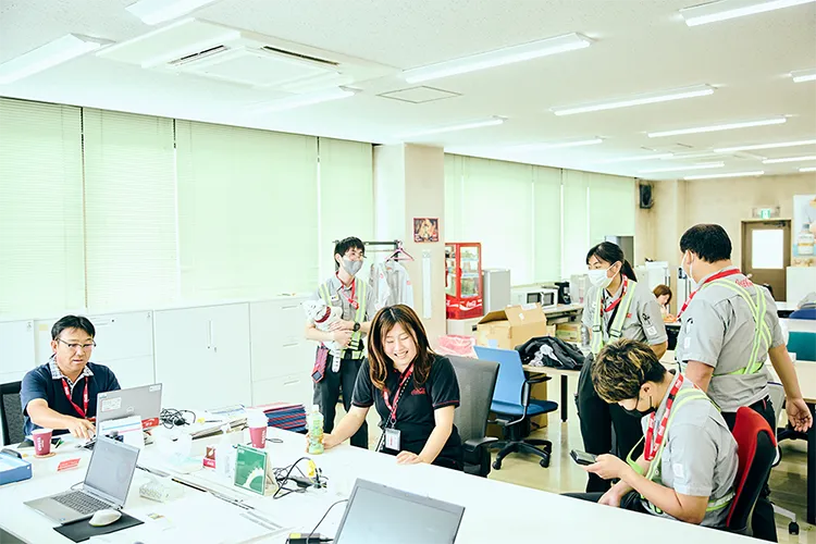集まって会話をしている様子