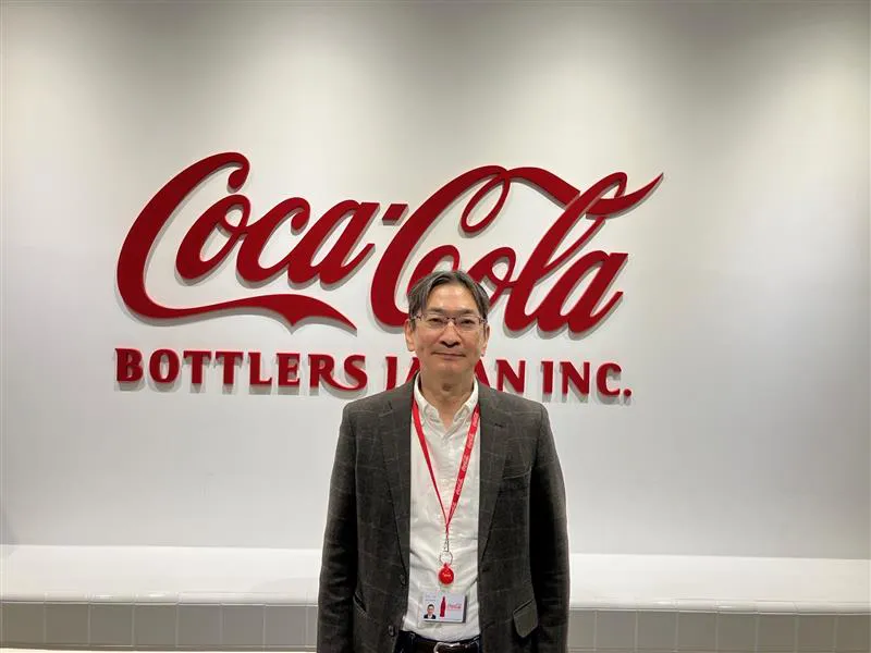 男性がフロントに立っている様子