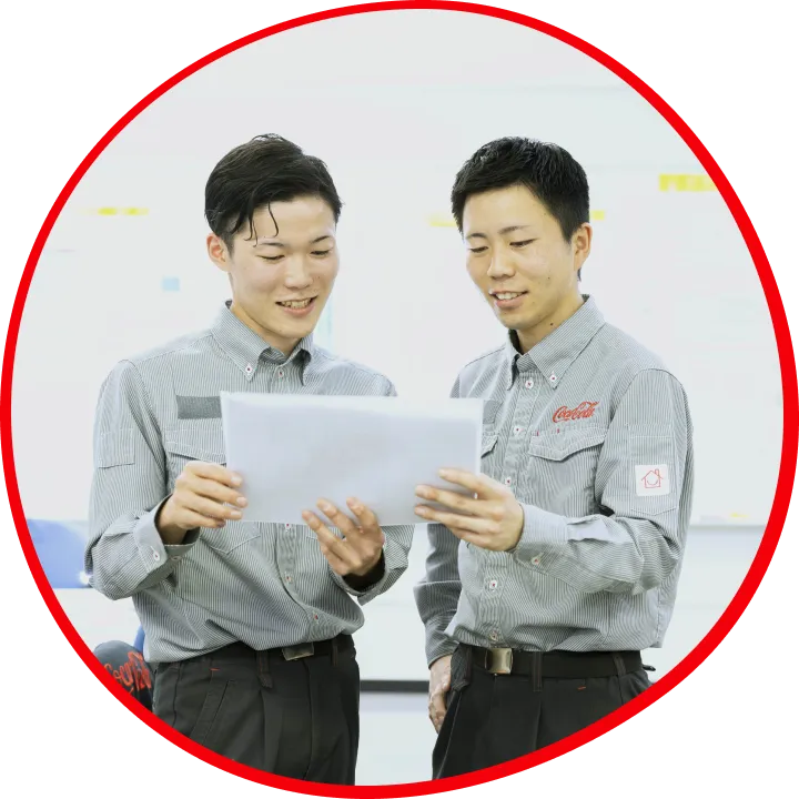 資料を確認する男性社員2人