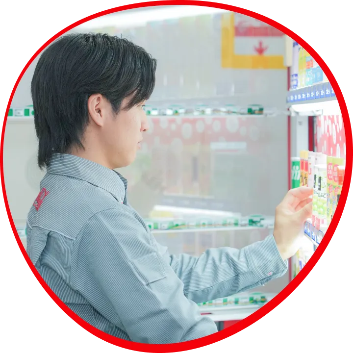 自動販売機の飲料を調整する男性社員