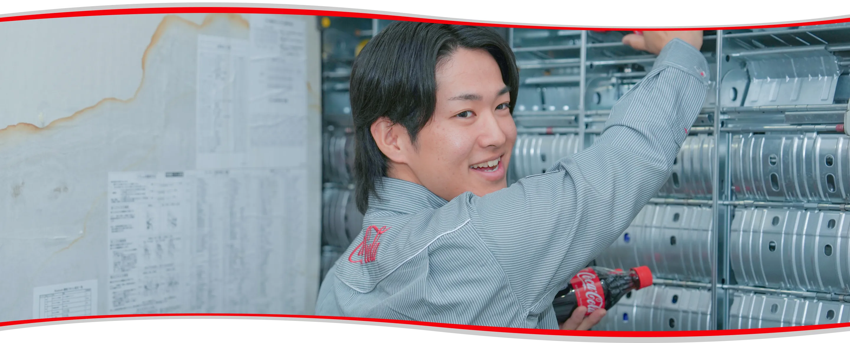 自動販売機を補充している男性社員