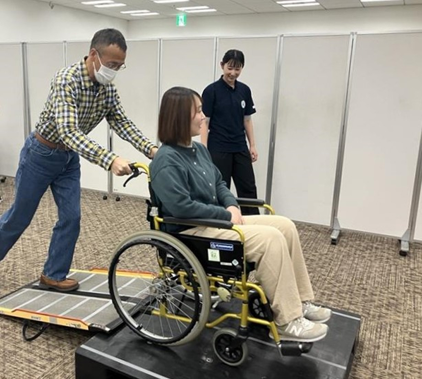 車いす体験の様子