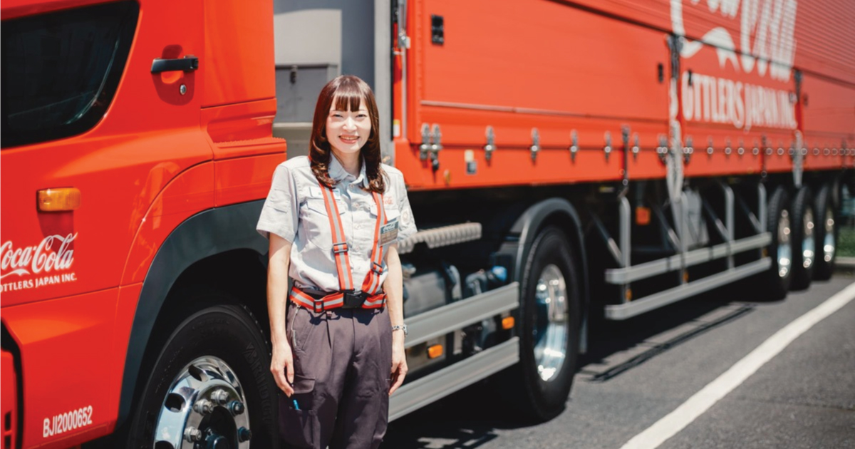 ブランドの誇りを胸に大型トレーラーを操るドライバー。壁を乗り越える