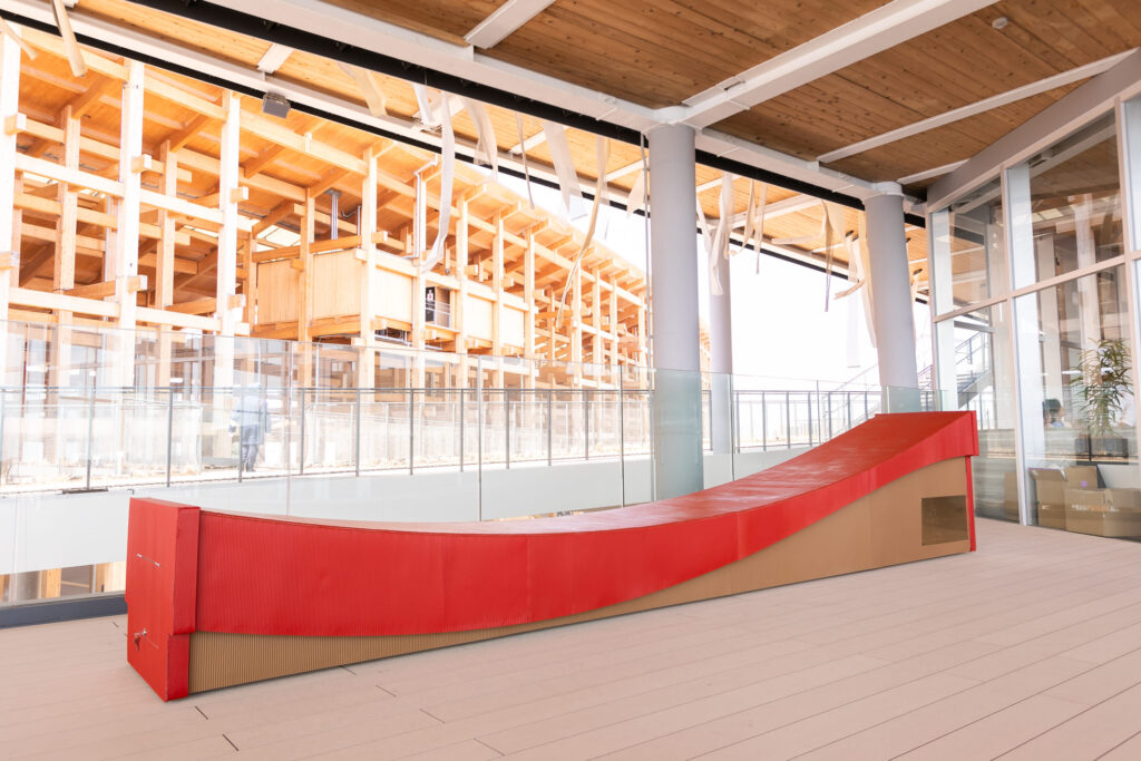 ラウンジ＆ダイニング_リサイクルベンチ