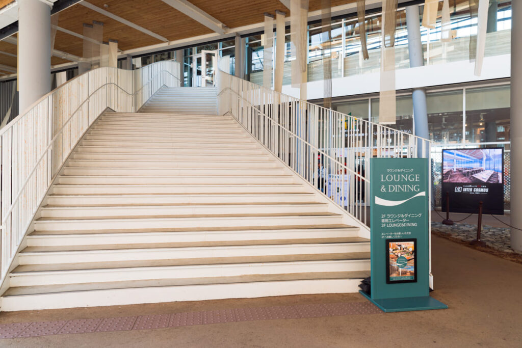 ラウンジ&ダイニング_エントランス