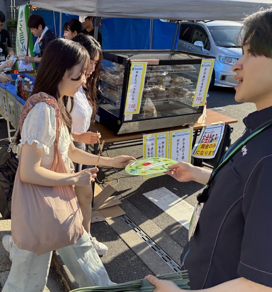 うちわ配布