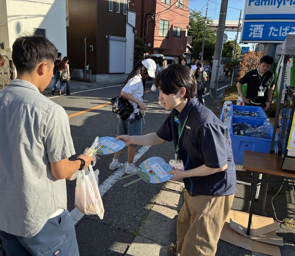 うちわ配布